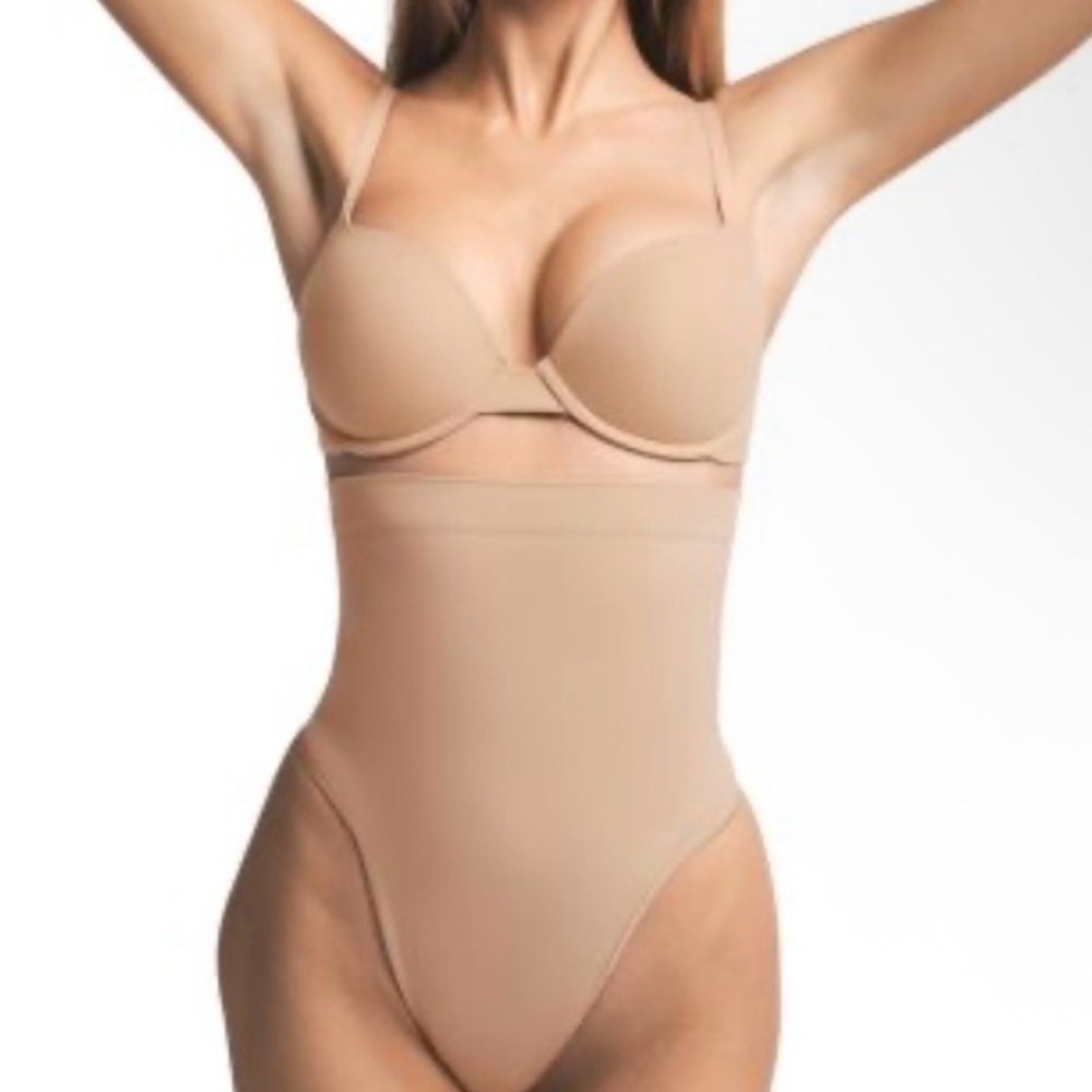 SKIMS Seamless Sculpt high waisted thong. Size small! Clay. NWOT!